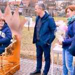 Die ehemalige Kita-Leiterin Frau Müller während ihrer Verabschiedung, daneben drei Gratulanten