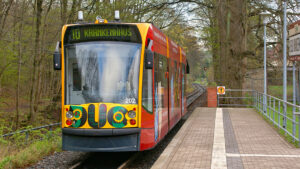 Ein Wagen der Straßenbahnlinie 10 an der Endhaltestelle in Ilfeld.