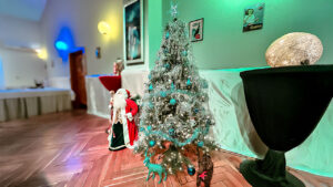 Ein festlich geschmückter Weihnachtsbaum in einer Gaststätte.