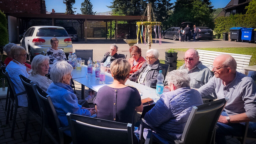 Frühlingsfreude beim Maifest in der Tagespflege St. Johannis