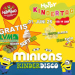 Plakat für den "Happy Kindertag" am 1. Juni 2025 ab 14 Uhr im Happylino Familien-Erlebnis-Center Nordhausen. Angeboten werden u.a. gratis Softeis, Stoppersocken (LVM Versicherung), XXL-Seifenblasen, Basteln und eine Minions-Kinderdisco. Buntes, kinderfreundliches Design mit Minions-Figuren.
