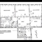 Schwarz-weißer Grundriss einer drei­zimmerigen Wohnung (ca. 7,95 m × 7,97 m). Obere Reihe: links „KINDERZIMMER“, mittig „WOHNZIMMER“, rechts „SCHLAFZIMMER“. Darunter links ein Bad mit Wanne, WC und Waschbecken; daneben eine kleine Abstell-/WC-Nische; mittig eine quadratische „DIELE“, rechts die „KÜCHE“ mit Einbauzeile. Unterhalb der Diele schließt ein Treppenhaus mit gewendelter Treppe an (15 bzw. 16 Stufen). Außen vermerkt: „HOLZVERBRETTERUNG TREPPENHAUSBEREICH NEUBAU“ sowie „FENSTERÖFFNUNG NEU“ an der Küchenwand. Türen, Öffnungsrichtungen und einzelne Einbauten sind nummeriert.