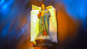 Statue der Heiligen Maria mit dem Jesuskind, farbig gefasst, in der Krypta der Neanderklinik Harzwald in Ilfeld, 2025 gestiftet.