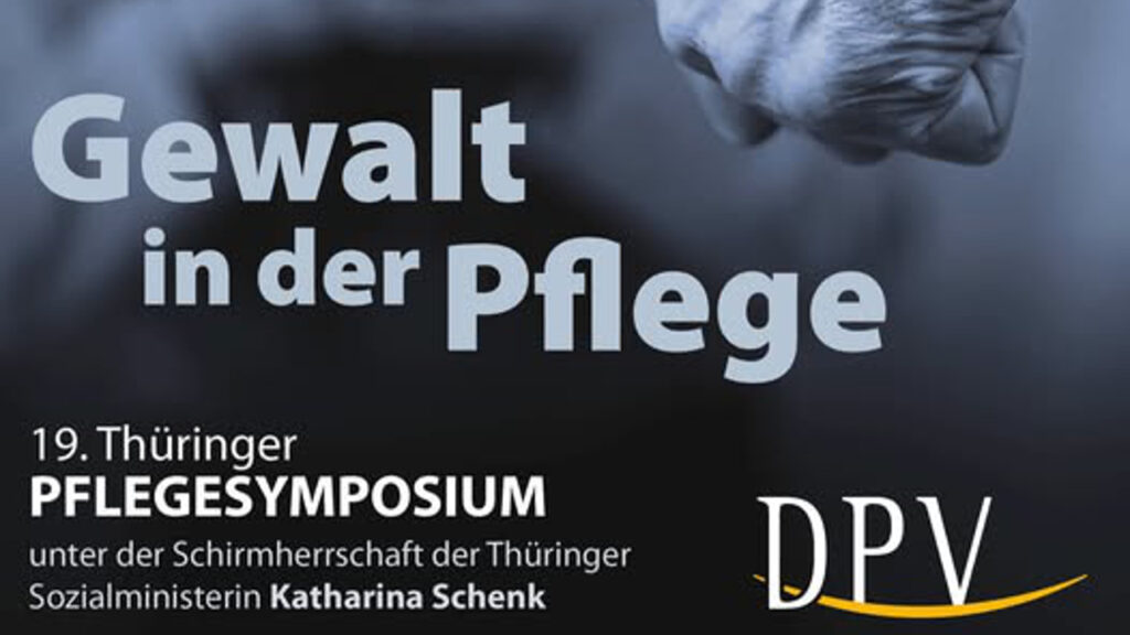 Plakatmotiv des Deutschen Pflegeverbands: Überschrift ‚Gewalt in der Pflege‘ vor blauem Hintergrund mit geballter Faust; Hinweis auf das 19. Thüringer Pflegesymposium unter Schirmherrschaft von Sozialministerin Katharina Schenk; DPV-Logo.