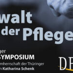 Plakatmotiv des Deutschen Pflegeverbands: Überschrift ‚Gewalt in der Pflege‘ vor blauem Hintergrund mit geballter Faust; Hinweis auf das 19. Thüringer Pflegesymposium unter Schirmherrschaft von Sozialministerin Katharina Schenk; DPV-Logo.