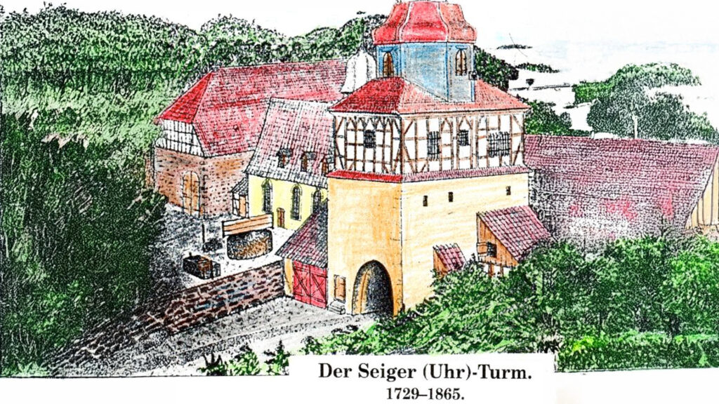 Kolorierte historische Illustration des Seiger-(Uhr)-Turms (1729–1865): Torbau mit Fachwerkaufsatz und barocker Haube, umgeben von Hofgebäuden, Innenhof und Waldkulisse.