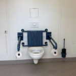 Barrierefreie Toilette mit Haltegriffen und Notrufknopf in der neuen öffentlichen WC-Anlage am Bahnhof Niedersachswerfen Ost.
