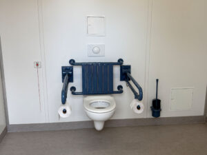 Barrierefreie Toilette mit Haltegriffen und Notrufknopf in der neuen öffentlichen WC-Anlage am Bahnhof Niedersachswerfen Ost.