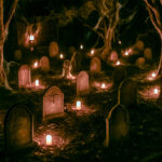 Stimmungsvoll beleuchteter Friedhof bei Nacht: Zwischen alten Grabsteinen und knorrigen Bäumen flackern zahlreiche Kerzen, deren warmes Licht den Boden und die neblige Umgebung in ein geheimnisvolles, leicht unheimliches Glühen taucht.