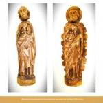 Zwei mittelalterliche Holzskulpturen, die nebeneinander auf hellem Hintergrund gezeigt werden. Links ist eine Figur mit gefalteten Händen und schlichtem Gewand zu sehen, rechts eine ähnliche Figur mit Nimbus (Heiligenschein) und feinerer Gewandgestaltung. Beide Figuren wirken gealtert und stammen vermutlich aus kirchlichem Kontext. Aufnahme: Ausstellung in der Krypta der Neanderklinik Ilfeld.