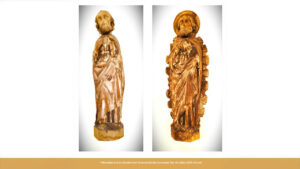 Zwei mittelalterliche Holzskulpturen, die nebeneinander auf hellem Hintergrund gezeigt werden. Links ist eine Figur mit gefalteten Händen und schlichtem Gewand zu sehen, rechts eine ähnliche Figur mit Nimbus (Heiligenschein) und feinerer Gewandgestaltung. Beide Figuren wirken gealtert und stammen vermutlich aus kirchlichem Kontext. Aufnahme: Ausstellung in der Krypta der Neanderklinik Ilfeld.