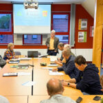 Dirk Erfurt spricht vor einer Gruppe von Vereins- und Verbandsvertretern beim Vorbereitungstreffen zum Naturschutztag 2026 im Begegnungszentrum Neustadt.