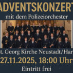 Dunkelblaues Konzertplakat: Überschrift ›Adventskonzert mit dem Polizeiorchester‹ in Gold. Zentrales Foto: rund 25 Musiker*innen des Polizeiorchesters in Uniform vor dem barocken Altar einer Kirche. Darunter Veranstaltungshinweise: St.-Georg-Kirche Neustadt/Harz, 27.11.2025, 18:00 Uhr, Eintritt frei; Zusatz: ›Der Grill brennt und heißer Glühwein‹. KI