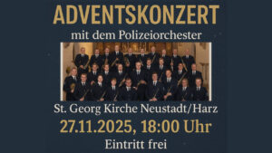 Dunkelblaues Konzertplakat: Überschrift ›Adventskonzert mit dem Polizeiorchester‹ in Gold. Zentrales Foto: rund 25 Musiker*innen des Polizeiorchesters in Uniform vor dem barocken Altar einer Kirche. Darunter Veranstaltungshinweise: St.-Georg-Kirche Neustadt/Harz, 27.11.2025, 18:00 Uhr, Eintritt frei; Zusatz: ›Der Grill brennt und heißer Glühwein‹. KI