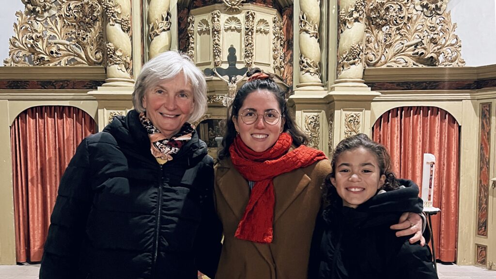 Foto aus der Kirche Neustadt, zu sehen von links nach rechts: Annette Bauersfeld, Danika Zapp, Luise Bauersfeld