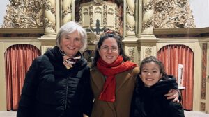 Foto aus der Kirche Neustadt, zu sehen von links nach rechts: Annette Bauersfeld, Danika Zapp, Luise Bauersfeld