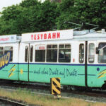 Die Testbahn „Twino“ auf einem Gleisabschnitt in Nordhausen. Die grün-weiße Versuchsstadtbahn trägt den Schriftzug „Twino – auch ohne Draht auf Draht“ und diente in den 1990er-Jahren zur Erprobung des neu entwickelten Hybridantriebs für den späteren Combino Duo.