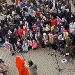 Luftbild in einer Schule mit vielen Kindern und weihnachtlich gekleideten Personen