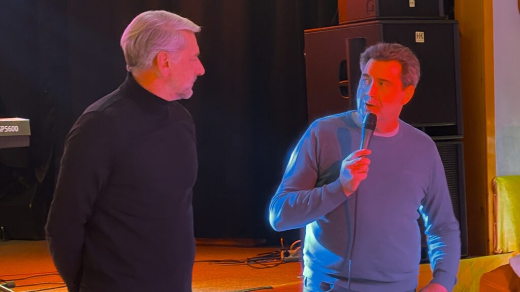 Bürgermeister Stephan Klante und Ortschaftsbürgermeister Thomas Apel stehen gemeinsam auf der Bühne. Einer der beiden hält ein Mikrofon und spricht zu den Gästen.