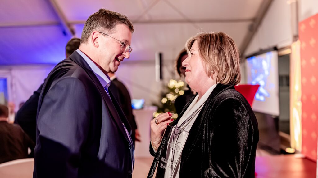 Gratulation von Thomas Seeber (stellv. Vorsitzender NUV) gratuliert Unternehmerin des Jahres 2025 Martina Röder