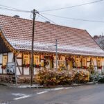 Das Gebäude der Tourismus-Information Neustadt weihnachtlich geschmückt.