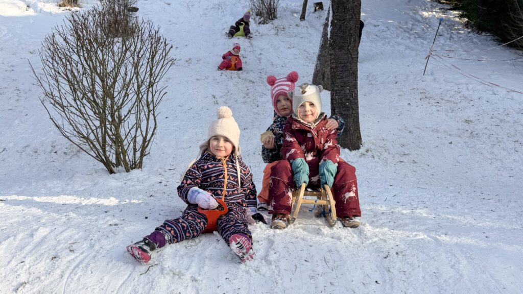 Märchenhafter Erlös beim Rodeltag an Kita Regenbogen übergeben
