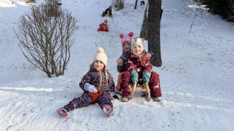 Märchenhafter Erlös beim Rodeltag an Kita Regenbogen übergeben