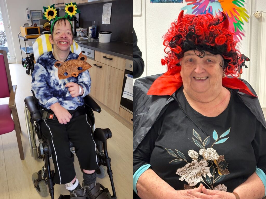 Collage aus zwei Fotos: Links ein fröhlicher Mann im Rollstuhl mit Sonnenblumen-Haarreif, der eine Bärenmaske hält. Rechts eine lachende Seniorin mit schwarzem Umhang, roter Lockenperücke und Teufelshörnern.