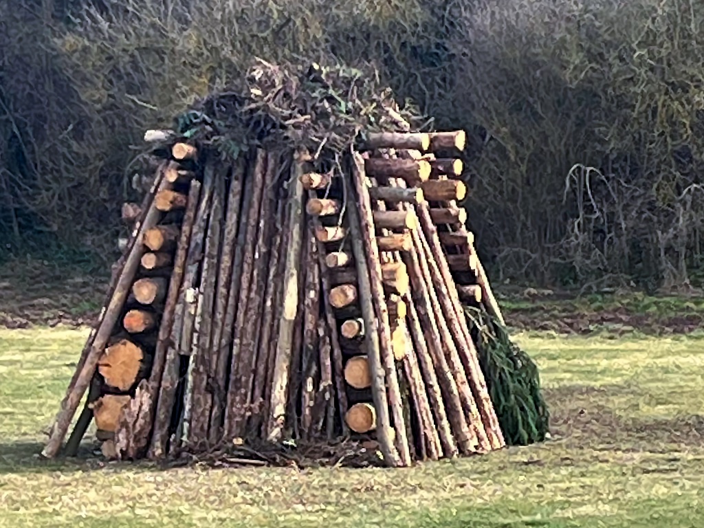 Professionell geschichtetes Osterfeuer