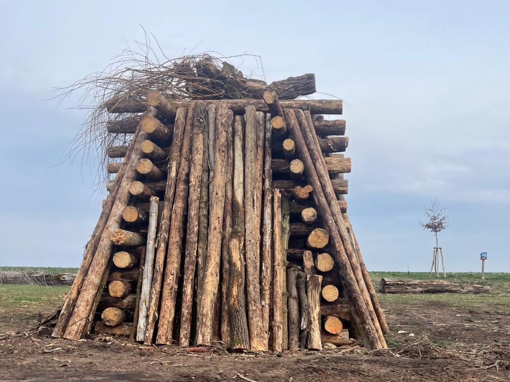 Professionell geschichtetes Osterfeuer