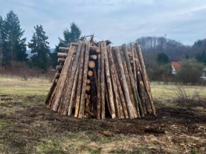 Professionell geschichtetes Osterfeuer