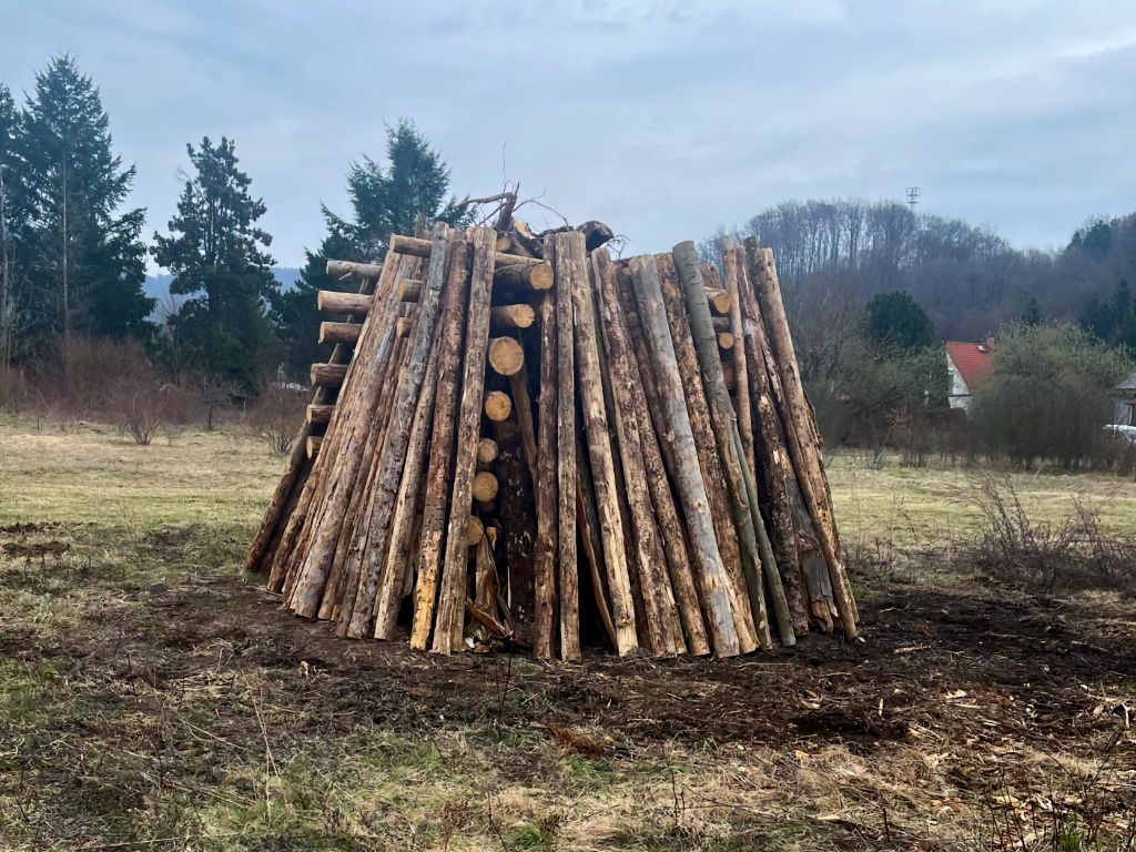 Professionell geschichtetes Osterfeuer