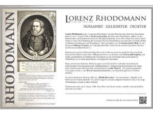 Schautafel mit dem Portr&auml;t von Lorenz Rhodomann (Kupferstich aus dem 16. Jahrhundert) und der &Uuml;berschrift &bdquo;Lorenz Rhodomann &mdash; Humanist, Gelehrter, Dichter" sowie den Lebensdaten 05.08.1546 bis 08.01.1606. Daneben eine ausf&uuml;hrliche Biografie und ein QR-Code f&uuml;r weitere Informationen.