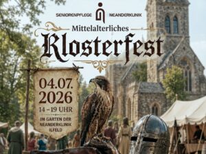 Plakat zum Mittelalterlichen Klosterfest am 4. Juli 2026 im Garten der Neanderklinik Ilfeld: ein Greifvogel auf einem Handschuh, daneben ein Ritterhelm, im Hintergrund die Klosterkirche mit Marktzelten und Gästen in mittelalterlichen Gewändern. KI.