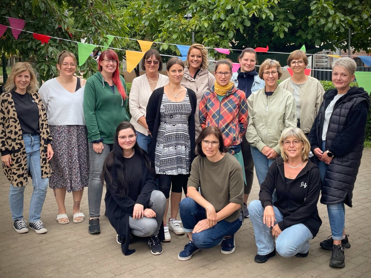 Das komplette Team der Kindergärtnerinnen aus der Kita Rappeligste in Ilfeld posiert vor der Einrichtung.