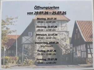 Ausgedrucktes Blatt mit der Überschrift "Öffnungszeiten von 20.07.26 bis 25.07.26". Im Hintergrund ist ein historisches Fachwerk-Torhaus mit rotem Ziegeldach zu sehen. Aufgelistet sind die Öffnungszeiten für jeden Wochentag: Montag bis Mittwoch und Freitag von 9 bis 12 Uhr, Donnerstag geschlossen, Samstag von 10 bis 12 Uhr.