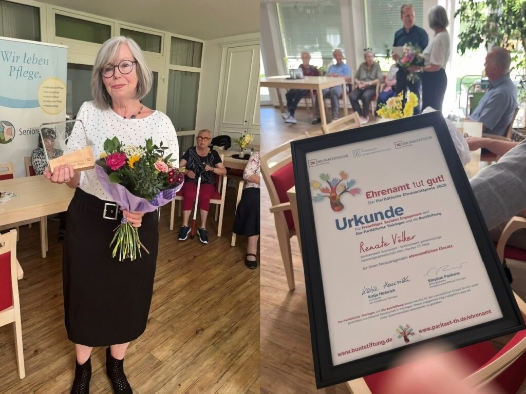 Collage aus zwei Fotos: Links hält Renate Völker einen bunten Blumenstrauß und die Preistrophäe in den Händen. Rechts ist die gerahmte Urkunde des Paritätischen Ehrenamtspreises 2026 mit ihrem Namen zu sehen. Im Hintergrund sitzen Gäste der Feier im Sonnenhof.