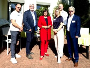 Gruppenfoto vor dem Seniorenheim Haus Harztor: Marion Walsmann (CDU) mit Stefan N&uuml;&szlig;le, Babette Wolf, Stephan Spehr, Dirk Erfurt und Nico Manzke.