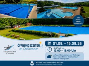 Plakat des B&auml;derdreieck S&uuml;dharz im Querformat mit der &Uuml;berschrift &bdquo;&Ouml;ffnungszeiten im Sp&auml;tsommer". Oben drei Fotos von Freib&auml;dern mit blauem Wasser und Liegewiesen. Darunter der Zeitraum 1. bis 15. September 2026 und die &Ouml;ffnungszeit 13 bis 18 Uhr. Ein Hinweis erkl&auml;rt verk&uuml;rzte Zeiten wegen Auslastung und Wetterlage. Unten ein Herz-Symbol und der Abschlusssatz, dass die B&auml;der weiterhin ge&ouml;ffnet sind.