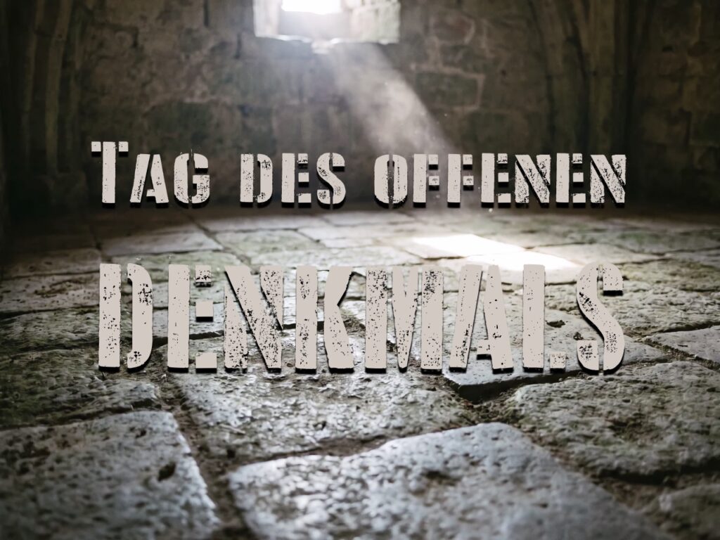 Symbolbild zum Tag des offenen Denkmals: Ein schmaler Lichtstreifen fällt durch ein kleines Fenster auf den alten Steinboden eines Gewölbes. Darüber steht in großer Schrift „Tag des offenen Denkmals“. KI.
