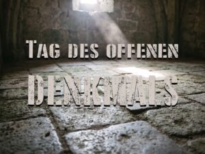 Symbolbild zum Tag des offenen Denkmals: Ein schmaler Lichtstreifen f&auml;llt durch ein kleines Fenster auf den alten Steinboden eines Gew&ouml;lbes. Dar&uuml;ber steht in gro&szlig;er Schrift &bdquo;Tag des offenen Denkmals&ldquo;. KI.