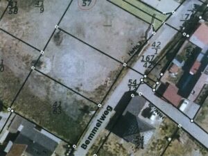 Luftbild mit Flurkarte: Die Stra&szlig;e Bemmelweg in Niedersachswerfen verl&auml;uft diagonal; Grundst&uuml;cksgrenzen und Flurst&uuml;cksnummern sind eingezeichnet, darunter die mit Rot markierte Nummer 57 sowie Hausnummern 2b und 3.