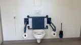 Barrierefreie Toilette mit Haltegriffen und Notrufknopf in der neuen öffentlichen WC-Anlage am Bahnhof Niedersachswerfen Ost.