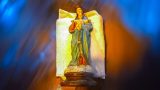 Statue der Heiligen Maria mit dem Jesuskind, farbig gefasst, in der Krypta der Neanderklinik Harzwald in Ilfeld, 2025 gestiftet.