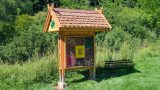 Großes Insektenhotel mit Satteldach und verschiedenen Nistmaterialien, aufgestellt am Waldrand nahe einer Streuobstwiese in Neustadt, Gemeinde Harztor.