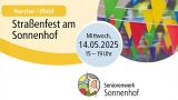 Einladungsplakat für das Straßenfest am Sonnenhof in Harztor / Ilfeld. Das Fest findet am Mittwoch, den 14. Mai 2025 von 15 bis 19 Uhr statt. Rechts im Bild sind bunte Wimpelketten zu sehen. Unten befindet sich das Logo des Seniorenwerks Sonnenhof.