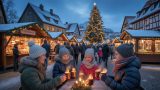 Stimmungsvolle Szene eines kleinen Weihnachtsmarkts auf dem Dorfplatz in Harzungen: geschmückte Holzhütten, Lichterketten, ein leuchtender Weihnachtsbaum und Besucher mit Glühwein in winterlicher Atmosphäre. Das Bild vermittelt Adventsstimmung und Vorfreude auf Weihnachten. KI