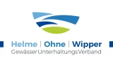 Logo des Gewässerunterhaltungsverbandes Helme/Ohne/Wipper. Das stilisierte Zeichen zeigt geschwungene blaue und grüne Flächen, die Wasserläufe und Landschaft symbolisieren. Darunter steht der Schriftzug „Helme | Ohne | Wipper – GewässerunterhaltungsVerband“.