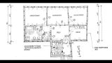 Schwarz-weißer Grundriss einer drei­zimmerigen Wohnung (ca. 7,95 m × 7,97 m). Obere Reihe: links „KINDERZIMMER“, mittig „WOHNZIMMER“, rechts „SCHLAFZIMMER“. Darunter links ein Bad mit Wanne, WC und Waschbecken; daneben eine kleine Abstell-/WC-Nische; mittig eine quadratische „DIELE“, rechts die „KÜCHE“ mit Einbauzeile. Unterhalb der Diele schließt ein Treppenhaus mit gewendelter Treppe an (15 bzw. 16 Stufen). Außen vermerkt: „HOLZVERBRETTERUNG TREPPENHAUSBEREICH NEUBAU“ sowie „FENSTERÖFFNUNG NEU“ an der Küchenwand. Türen, Öffnungsrichtungen und einzelne Einbauten sind nummeriert.